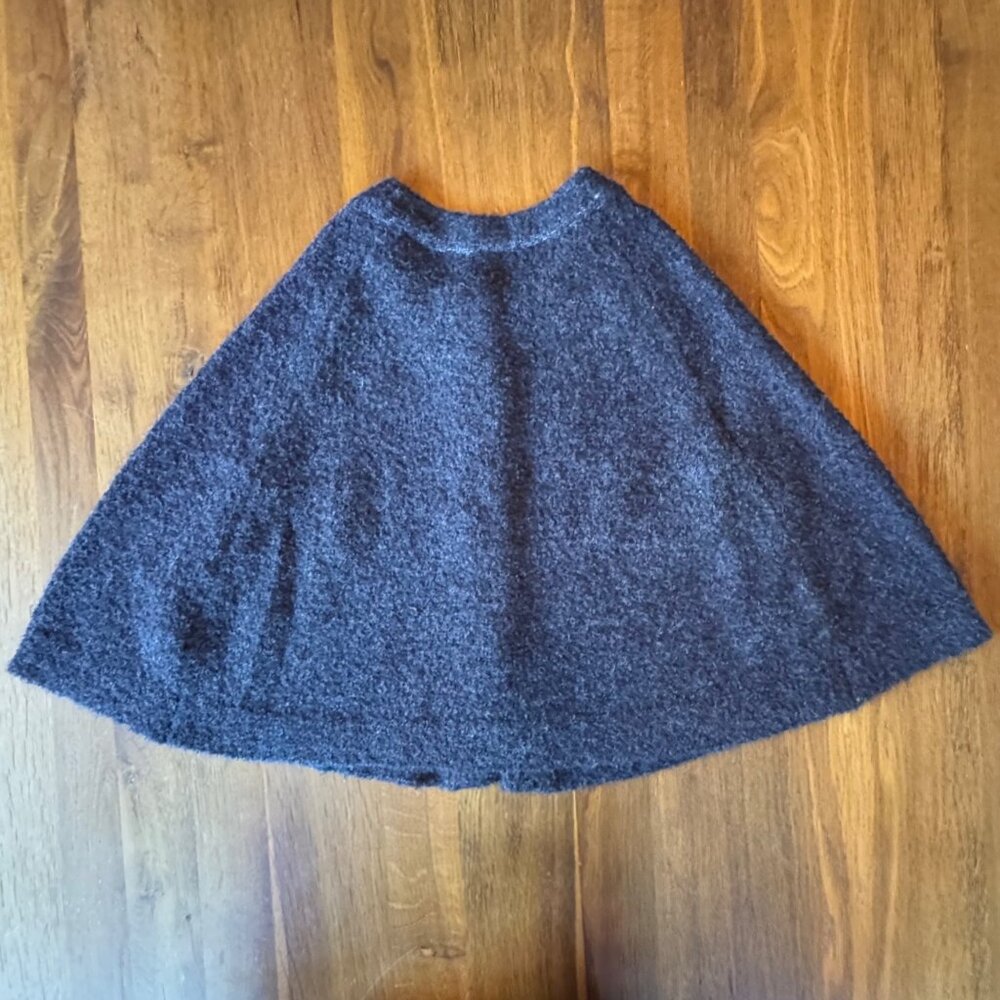 TEA COLLECTION Button Up Cape Shawl Girls 6-7  M Cozy Gray Boucle Poncho Grey - Picture 2 of 5